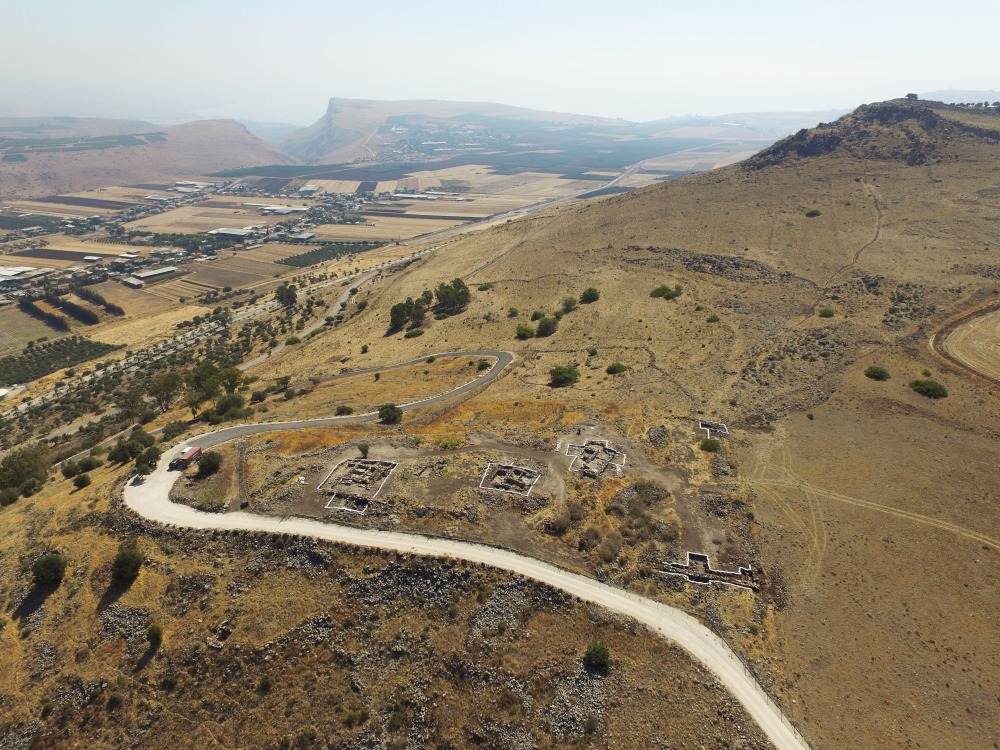 ח' אל-עיכה, מבט למזרח. ברקע הארבל והכנרת. (Photo: DPS Images).